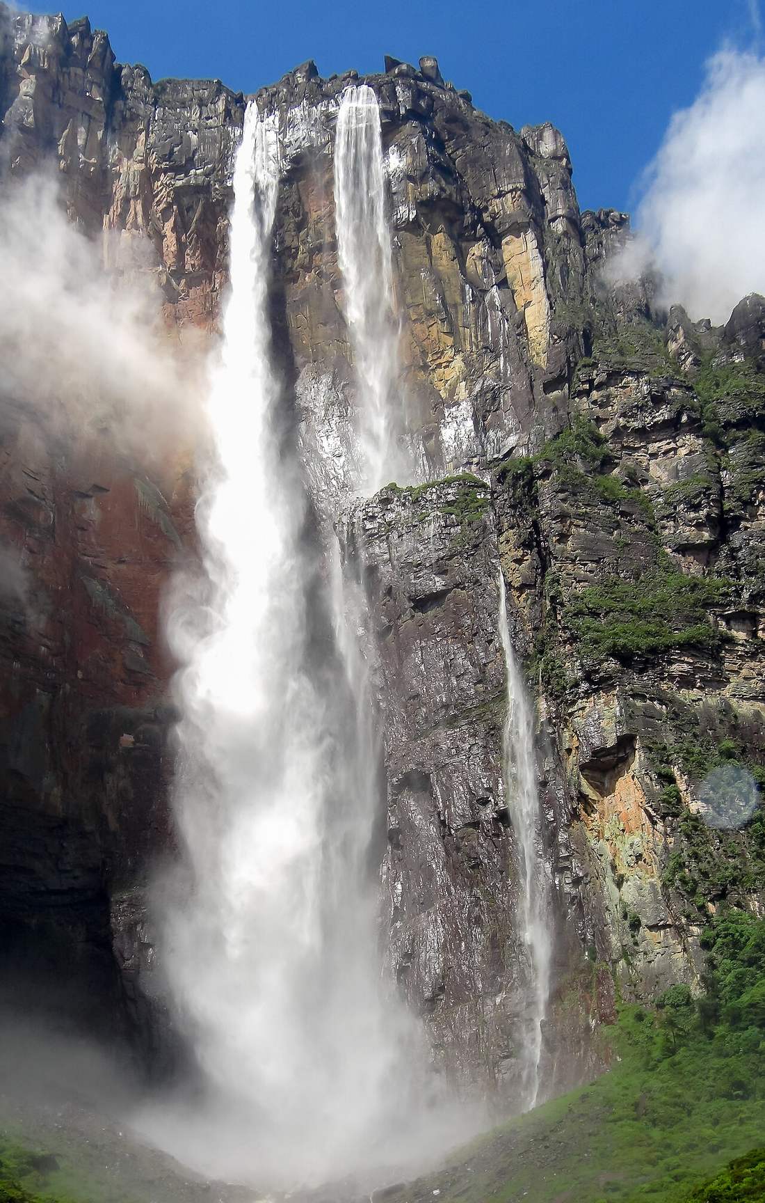 El Salto del Ángel cayendo 979 metros desde el Auyán-tepui