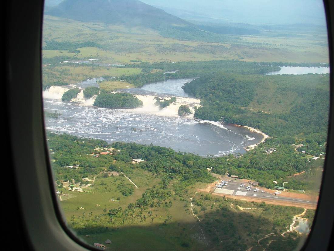 La laguna de Canaima y su pista de aterrizaje vistas desde la ventanilla de la avioneta
