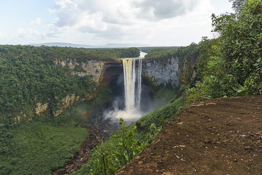 El salto Kaieteur cayendo solo en medio de la selva del Macizo Guayanés