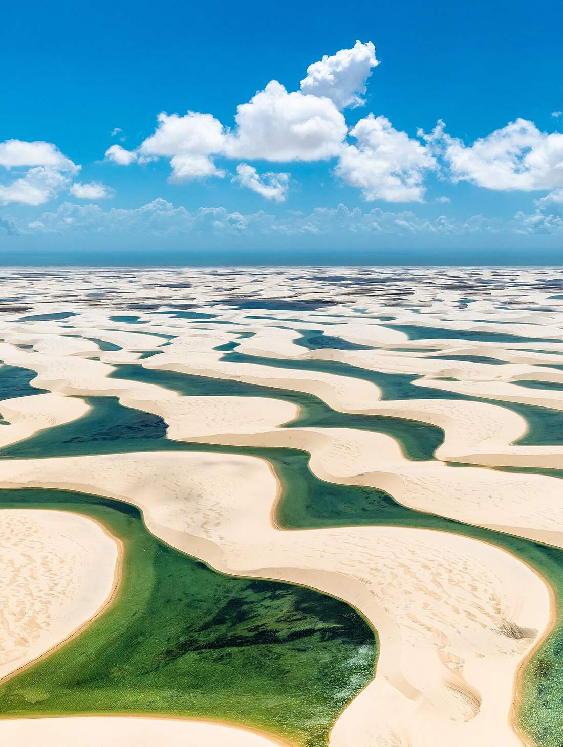 Vista aérea de los Lençóis Maranhenses: dunas blancas y lagunas verdes hasta el horizonte